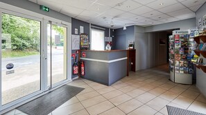 ฝ่ายต้อนรับ