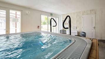 Indoor spa tub
