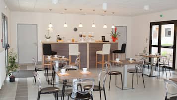 Daily continental breakfast (EUR 13 per person)