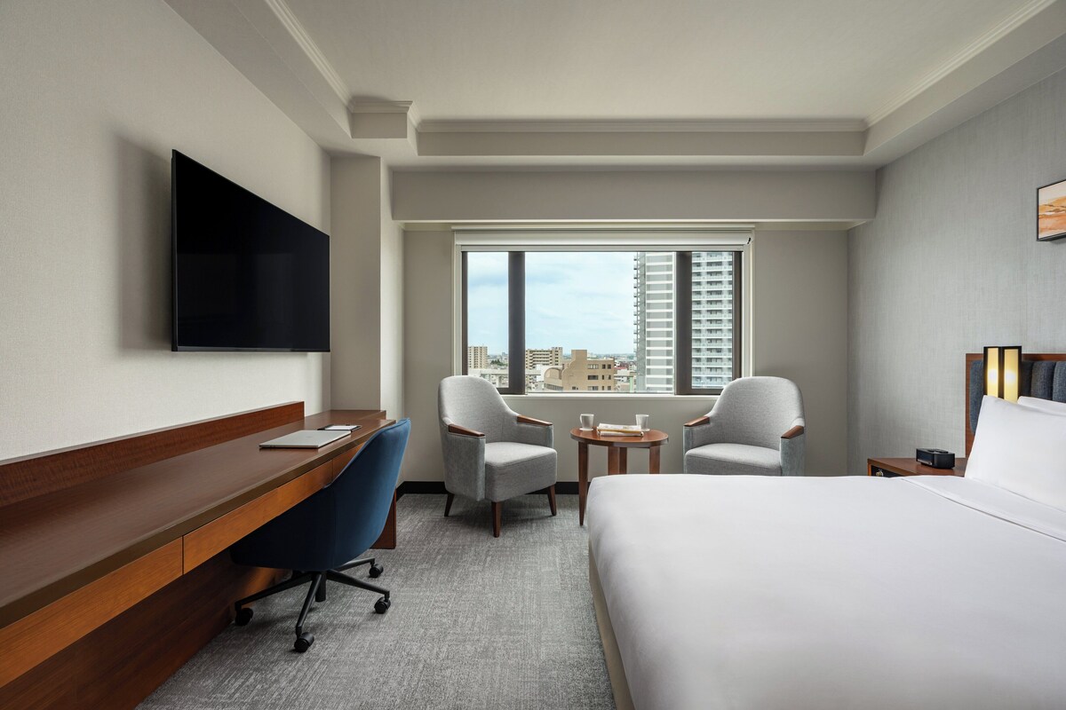 Standard Room, 1 Queen Bed | In-room safe, desk, laptop workspace, blackout drapes