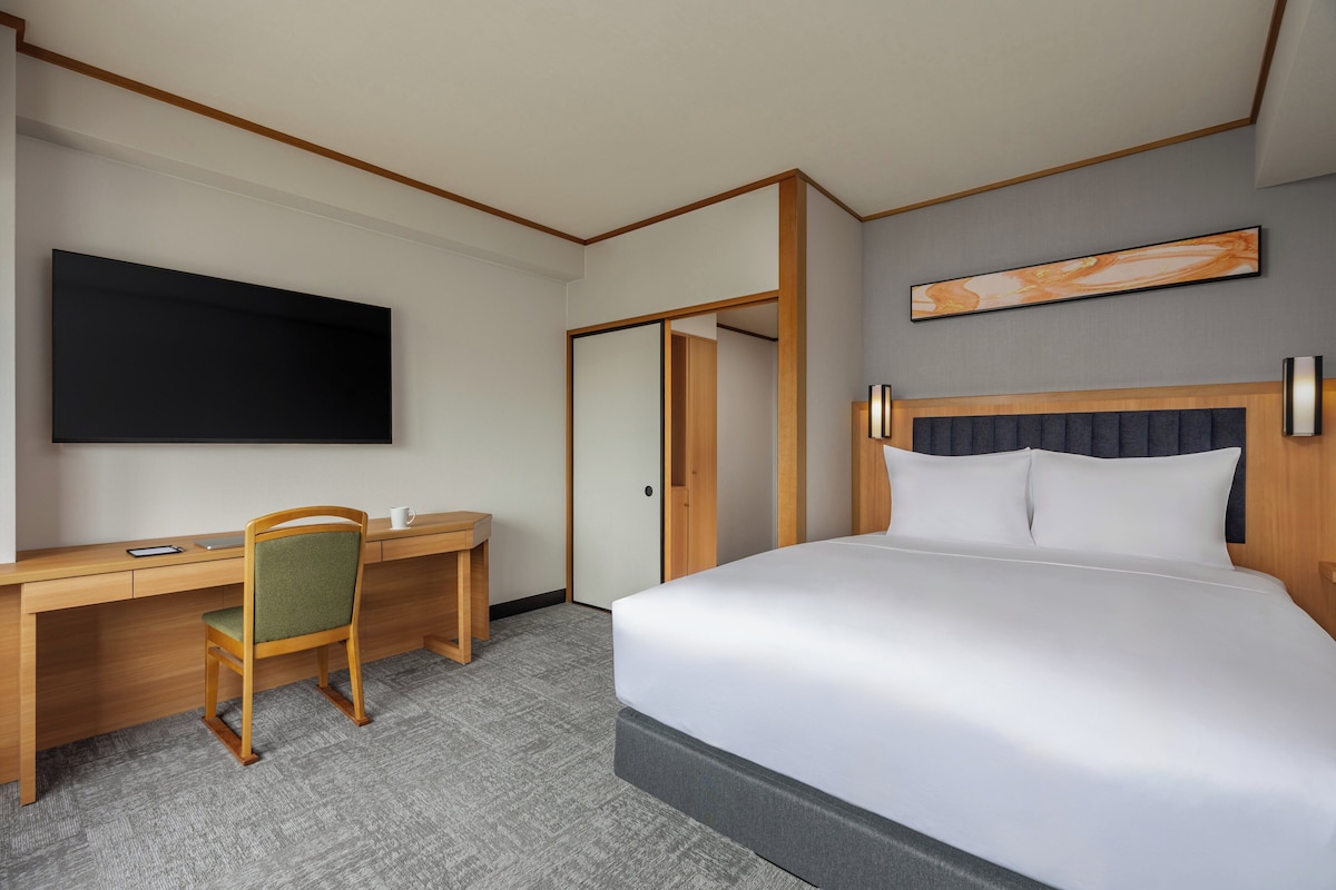Standard Suite, 1 Queen Bed (Japanese Western) | In-room safe, desk, laptop workspace, blackout drapes