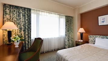 Desk, blackout drapes, soundproofing, free WiFi