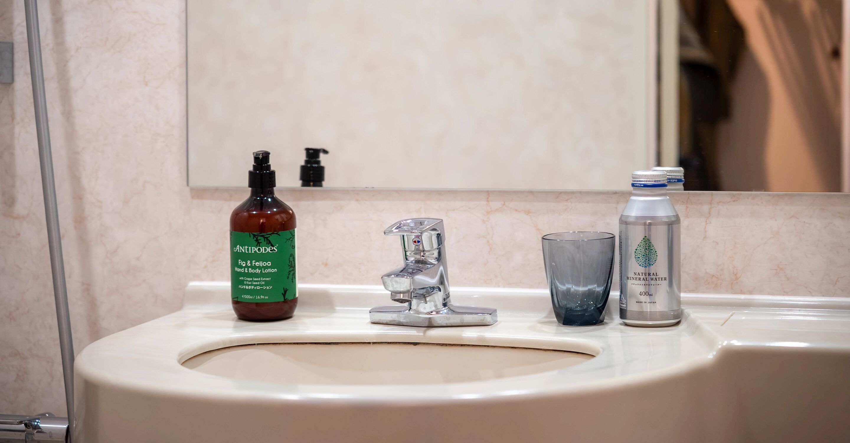 Työpöytä, pimennysverhot, äänieristys, ilmainen Wi-Fi