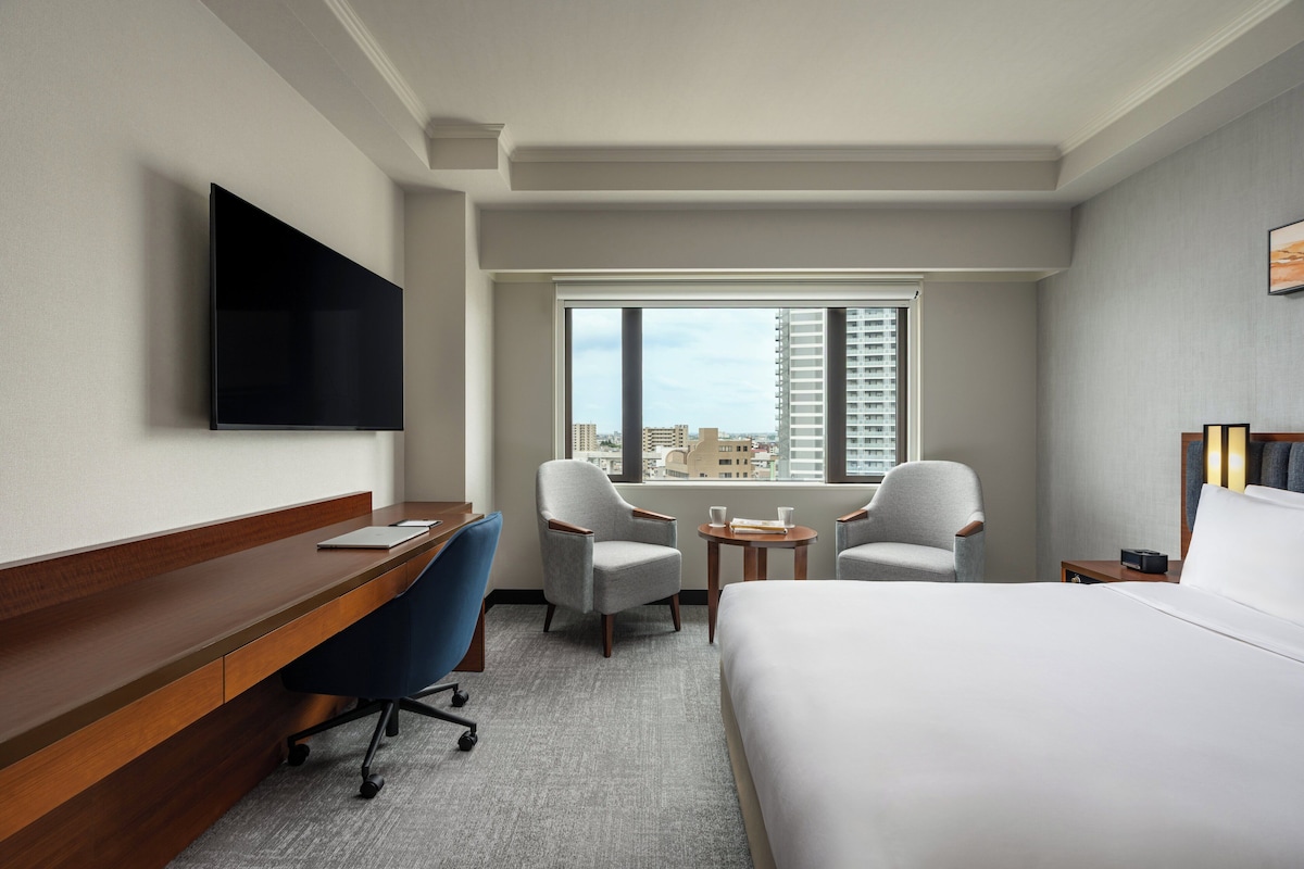 Standard Room, 1 Queen Bed | In-room safe, desk, laptop workspace, blackout drapes