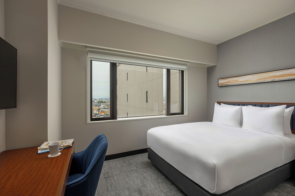Standard Room, 1 Double Bed | In-room safe, desk, laptop workspace, blackout drapes