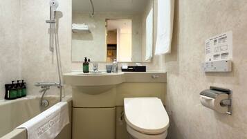 Combined shower/bathtub, rainfall showerhead, free toiletries