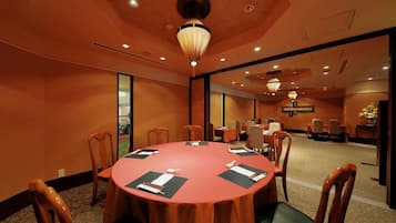 3 restaurants; breakfast, lunch, and dinner served