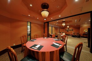 A conference room with a round table, chairs, and a chandelier. - ANA Crowne Plaza Chiryu by IHG (Chiryu)