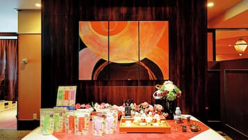 3 restaurants; breakfast, lunch, and dinner served
