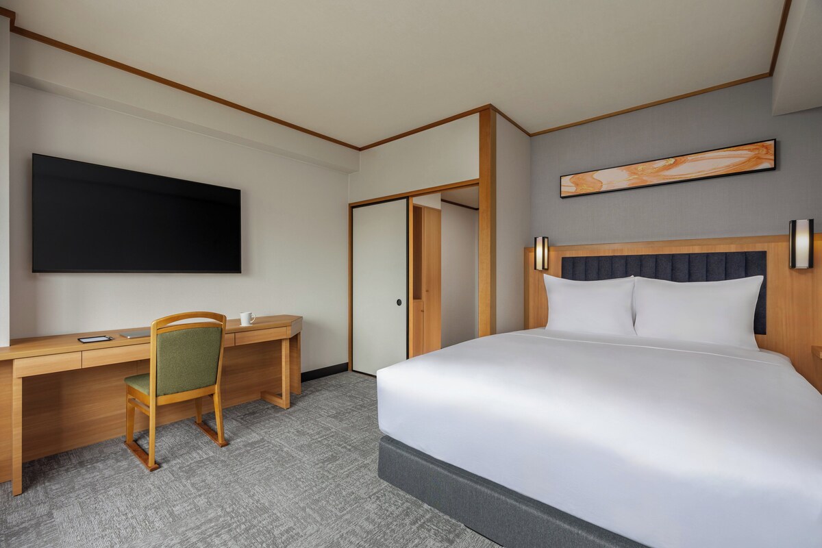 Standard Suite, 1 Queen Bed (Japanese Western) | In-room safe, desk, laptop workspace, blackout drapes