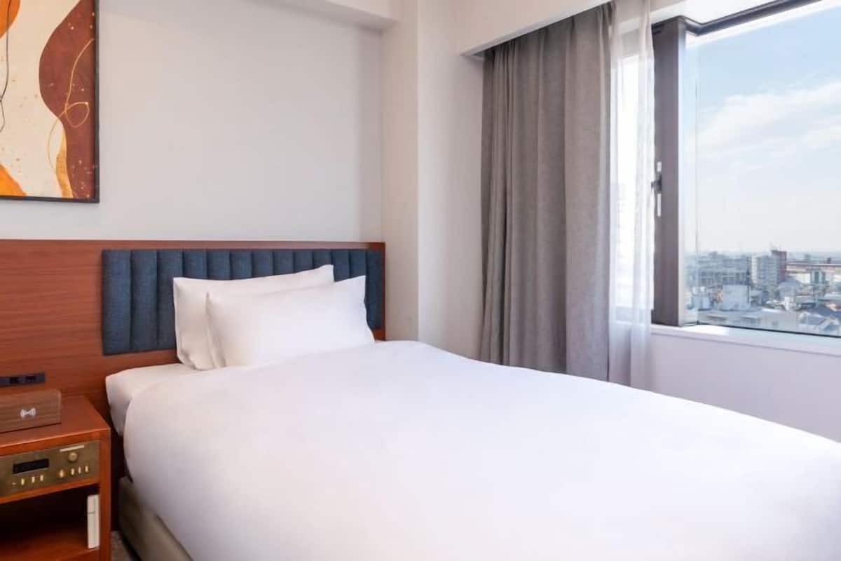 Desk, blackout curtains, soundproofing, free WiFi