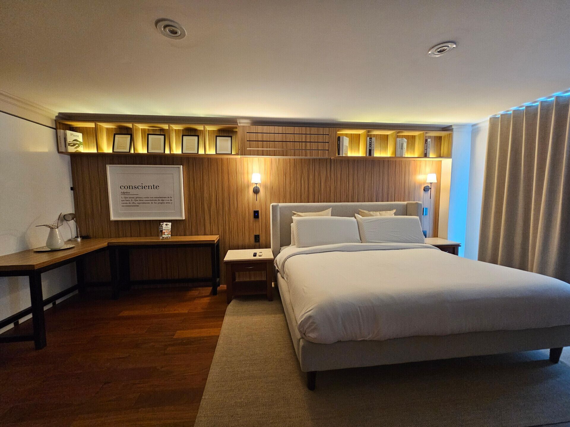 Caja de seguridad en la habitación y escritorio 