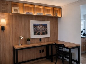 Deluxe Room | Dining room - Residence L'heritage Hipólito Taine by Bluebay (Mexico City)