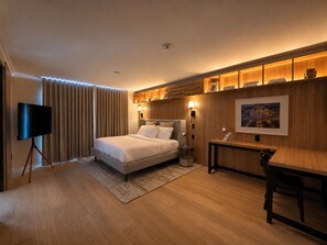 Habitación Deluxe | Caja de seguridad en la habitación y escritorio 