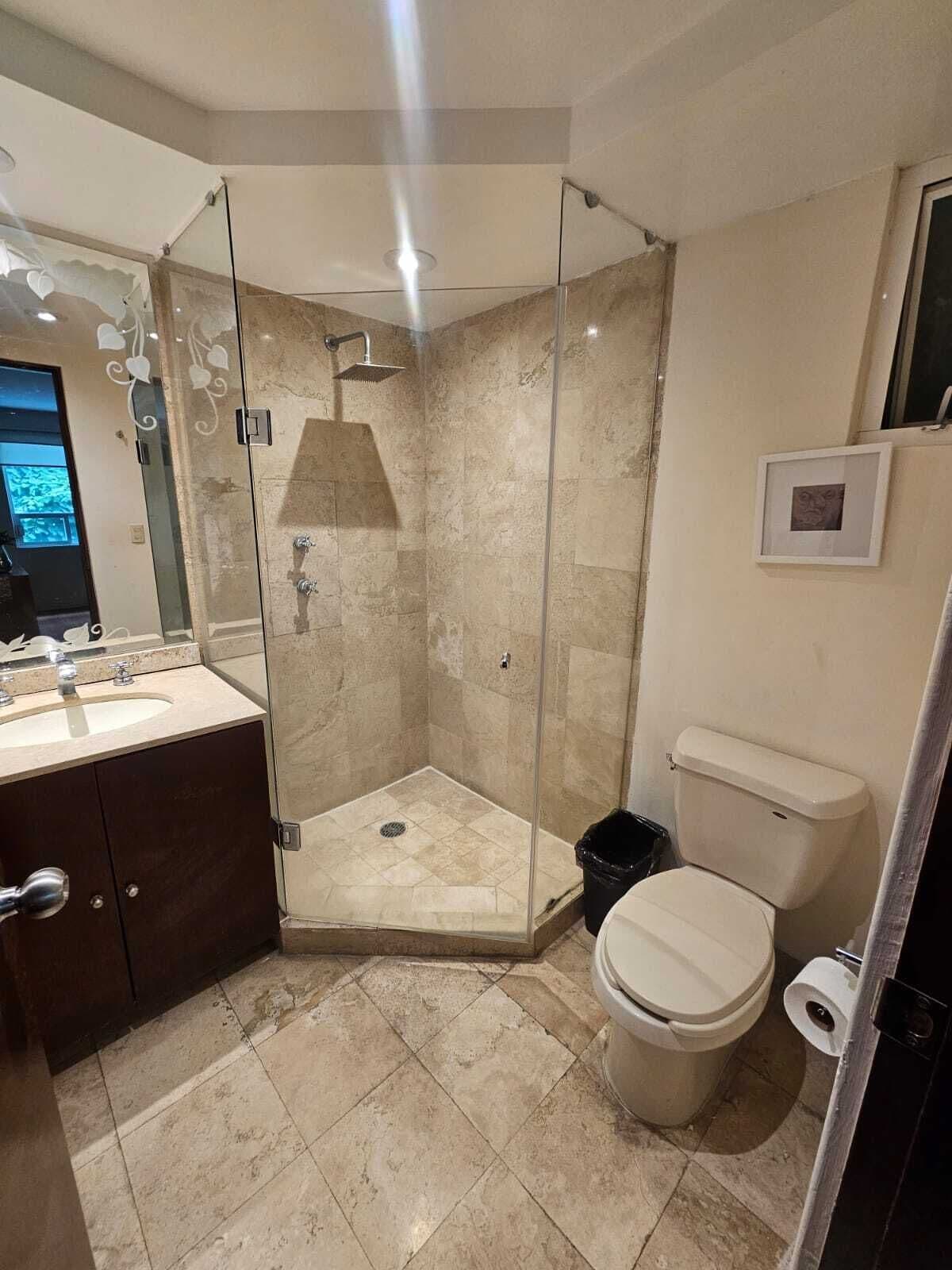 Quarto luxo | Banheiro | Chuveiro, chuveiro com efeito de chuva, produtos de toalete grátis 
