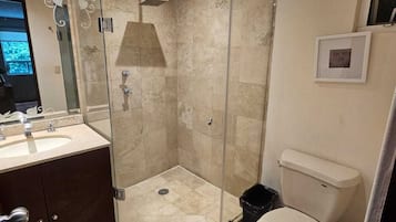 Quarto luxo | Banheiro | Chuveiro, chuveiro com efeito de chuva, produtos de toalete grátis
