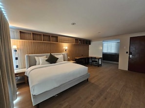 Habitación Deluxe | Caja de seguridad en la habitación y escritorio