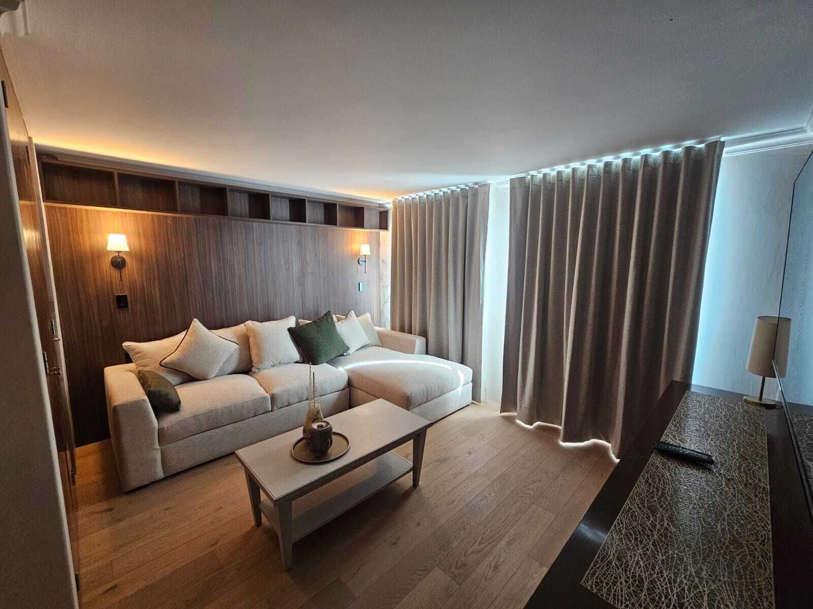 Deluxe-værelse | Opholdsområde | Fladskærms-tv