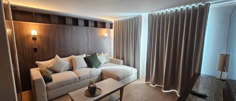 Deluxe-værelse | Opholdsområde | Fladskærms-tv