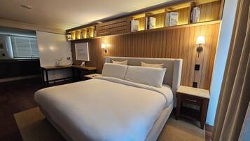 Quarto luxo | Cofres nos quartos, escrivaninha, ferros/tábuas de passar roupa