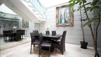 Lobby lounge