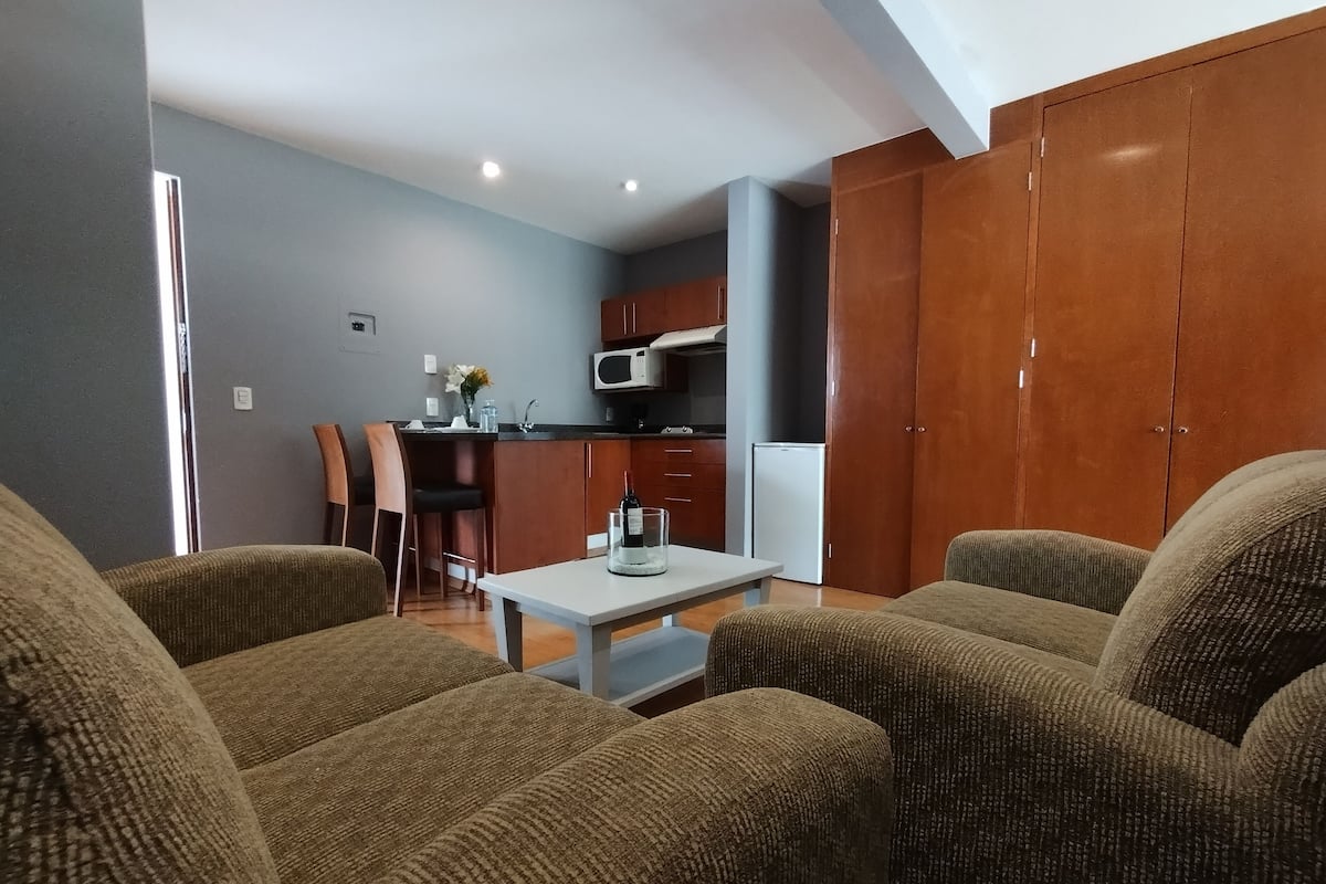 1 habitación, escritorio, tabla de planchar con plancha y wifi gratis