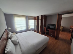 Suite | Caja de seguridad en la habitación y escritorio