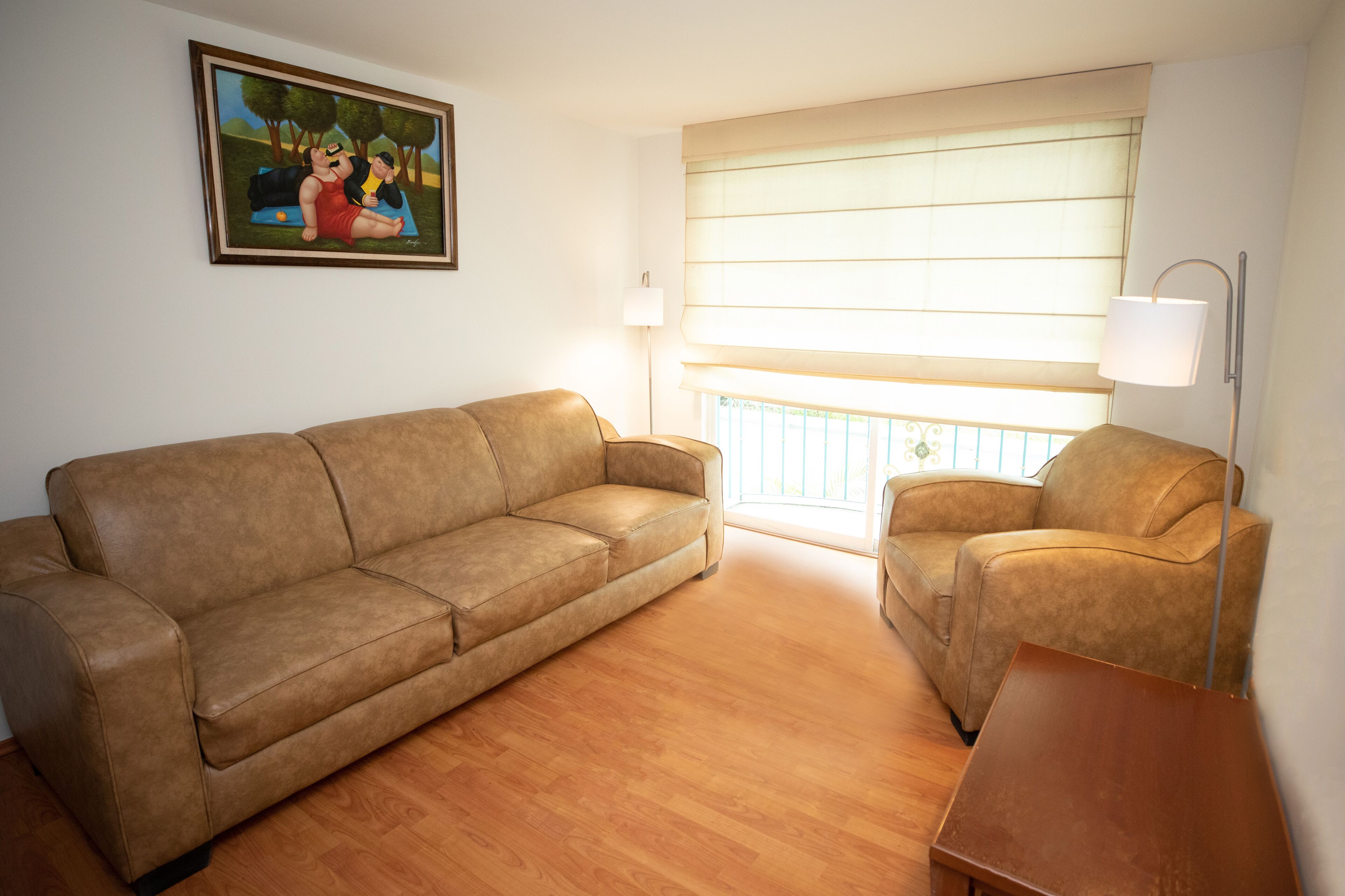 Televisión de pantalla plana de 32 pulgadas con canales por cable