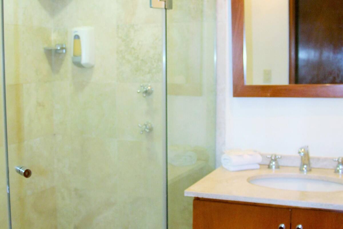 Badezimmer | Dusche, kostenlose Toilettenartikel, Haartrockner, Handtücher