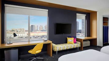 Kamar, 2 Tempat Tidur Queen | Selimut bulu angsa, bantalan ekstra lembut, brankas, dan meja kerja