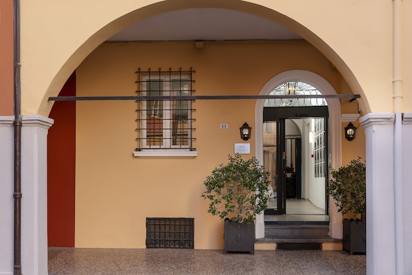 Pintu masuk properti