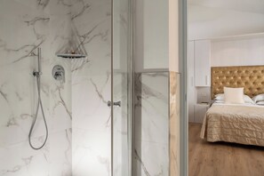 Loft room double use | Bathroom | Shower, free toiletries, hair dryer, slippers - Albergo Rossini 1936 Small & Charming (Bologna)