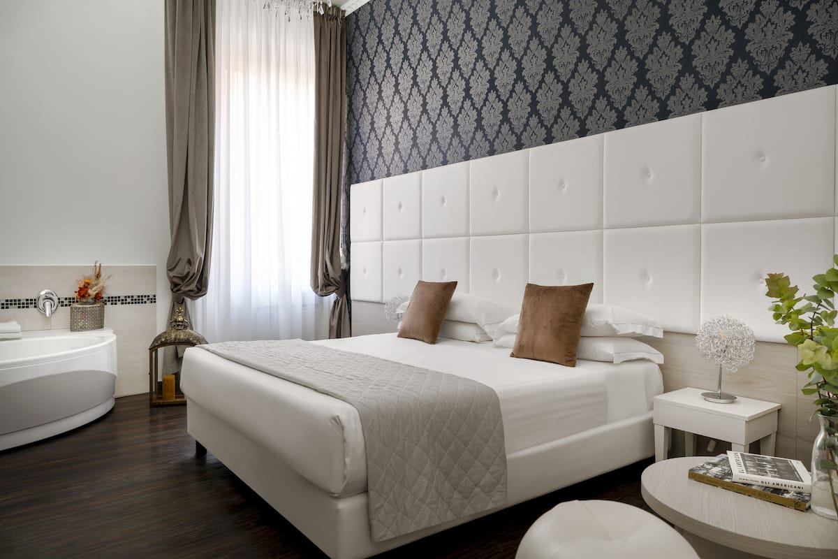 Ropa de cama de alta calidad, cubrecamas y minibar