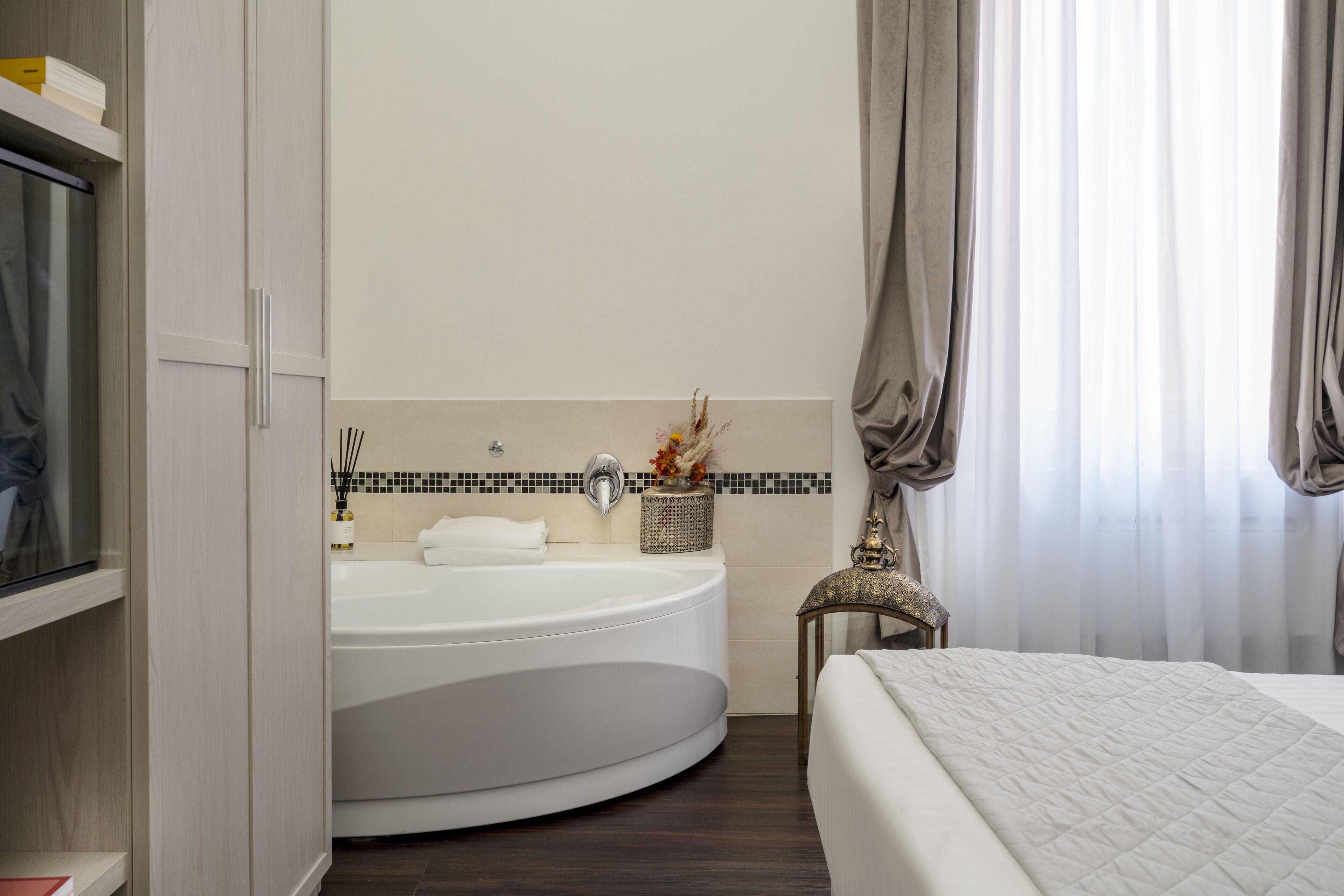 executive suite | private spa tub