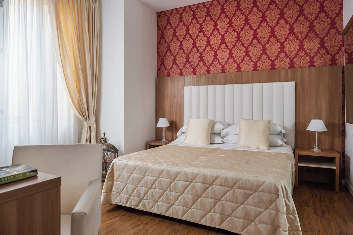 Hochwertige Bettwaren, Daunenbettdecken, Minibar, individuell dekoriert