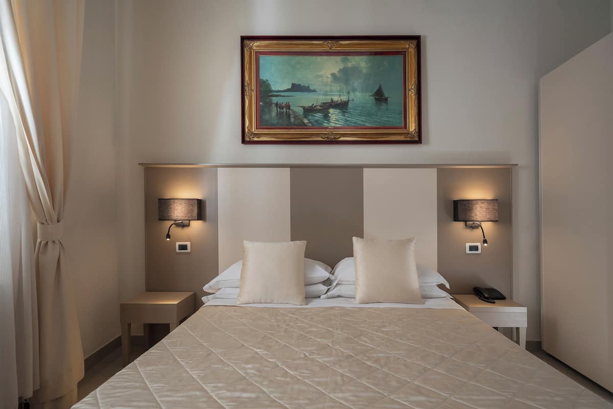 Ropa de cama de alta calidad, cubrecamas y minibar