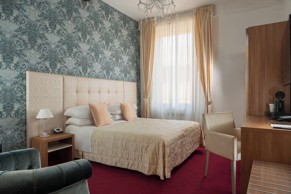 Ropa de cama de alta calidad, cubrecamas y minibar