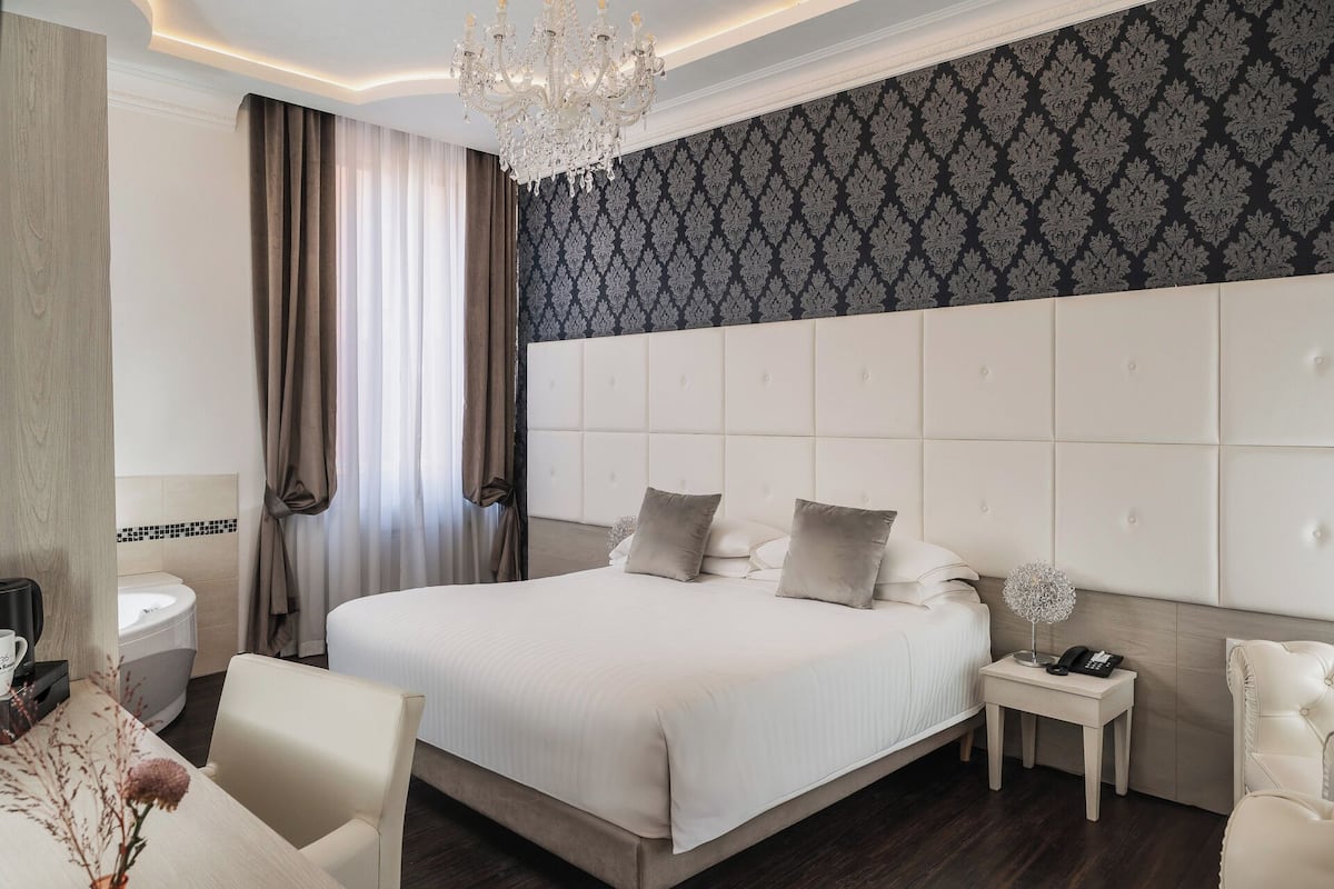 Ropa de cama de alta calidad, cubrecamas y minibar