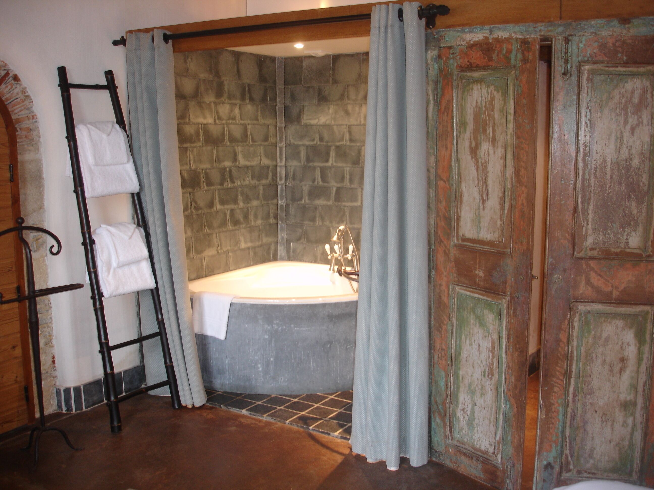 standard double room, garden view (maitre) | bathroom | free toiletries, hair dryer, dressing gowns, slippers