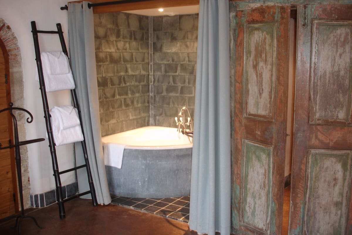 standard double room, garden view (maitre) | bathroom | free toiletries, hair dryer, dressing gowns, slippers