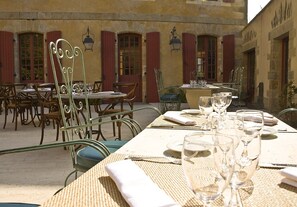 Se sirven almuerzos y cenas, cocina francesa