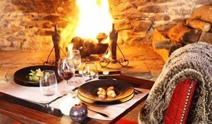 Se sirven desayunos y almuerzos, restaurante con mesas al aire libre