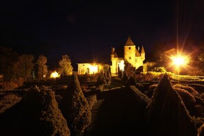 Fachada de la propiedad por la tarde o noche