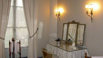 Svit Royal - utsikt mot parken | Badrum | Badkar, gratis toalettartiklar, hårtork och badrock