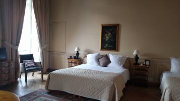 Superior-rum - utsikt mot parken | Individuell inredning, unika möbler, skrivbord och barnsängar