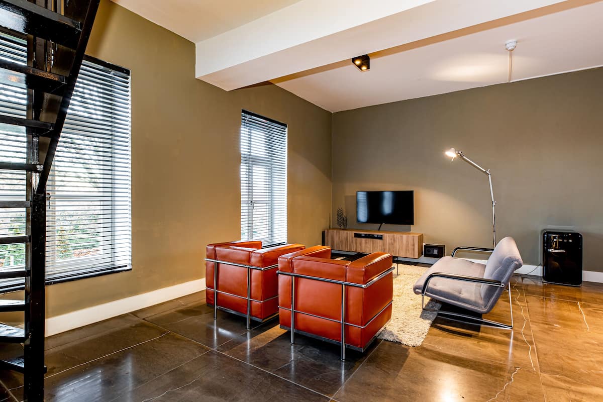 Appartment with bath and shower in coach house 2-6p | Area soggiorno | TV, Netflix, servizi in streaming