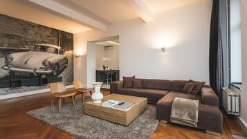 Royal suite | Woonruimte | Een televisie, Netflix en streamingdiensten