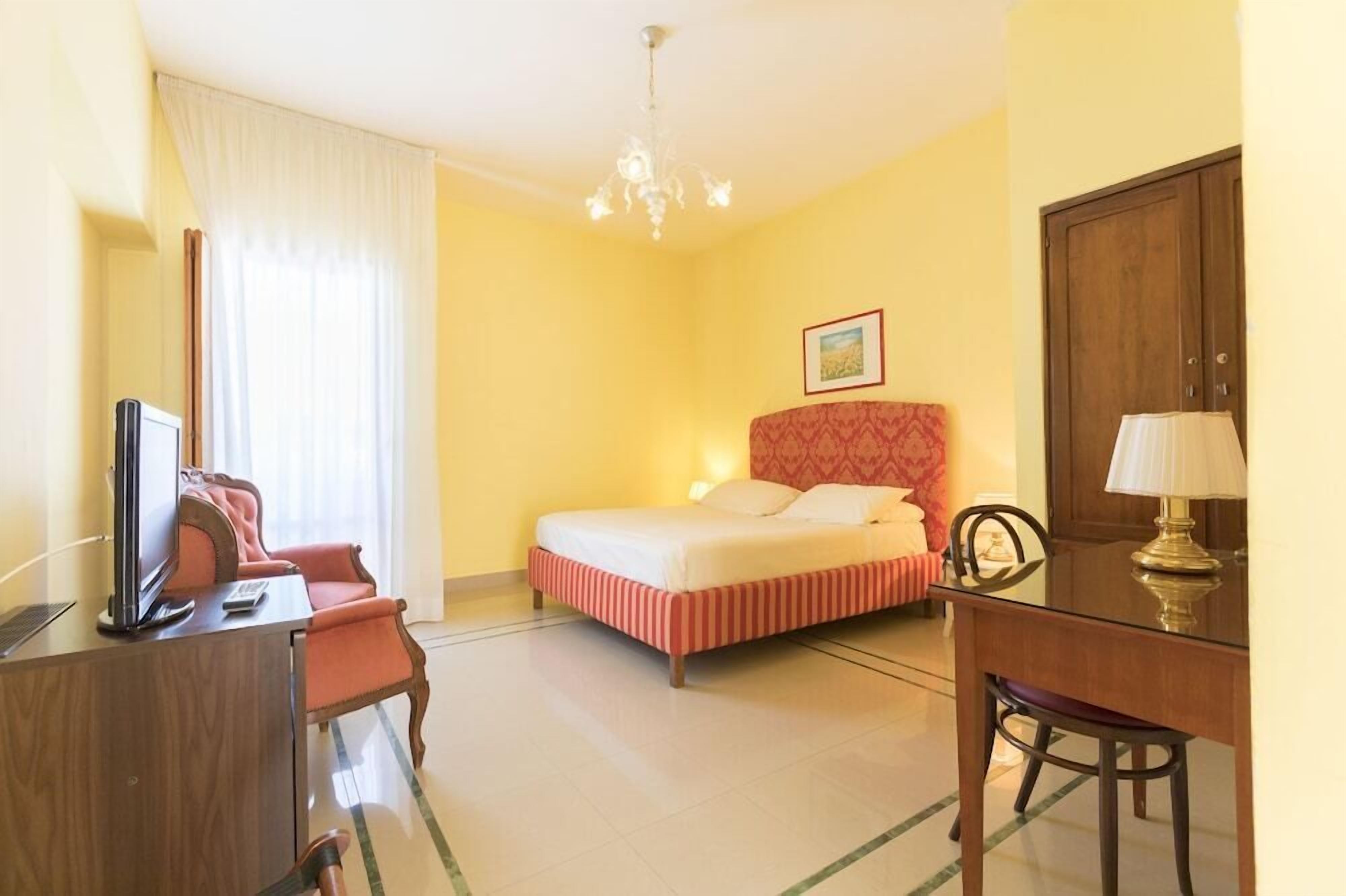 Minibar, in-room safe, desk, free WiFi