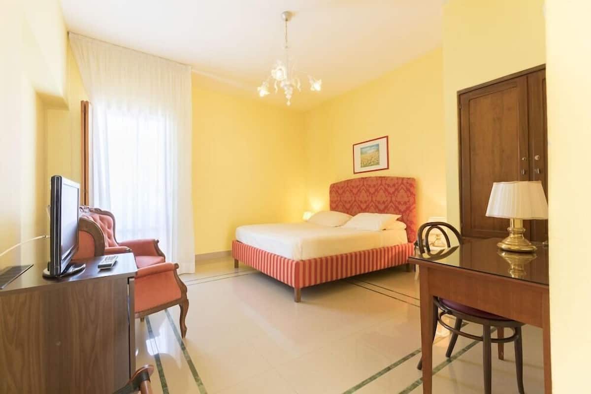 Frigobar, cofres nos quartos, escrivaninha, Wi-Fi de cortesia