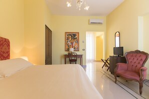 Minibar, in-room safe, desk, free WiFi